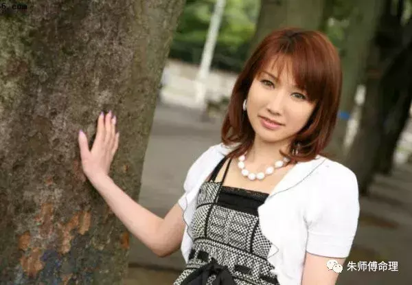 她是感情混亂的女人嗎？資深命理師揭秘情人多的女人命理