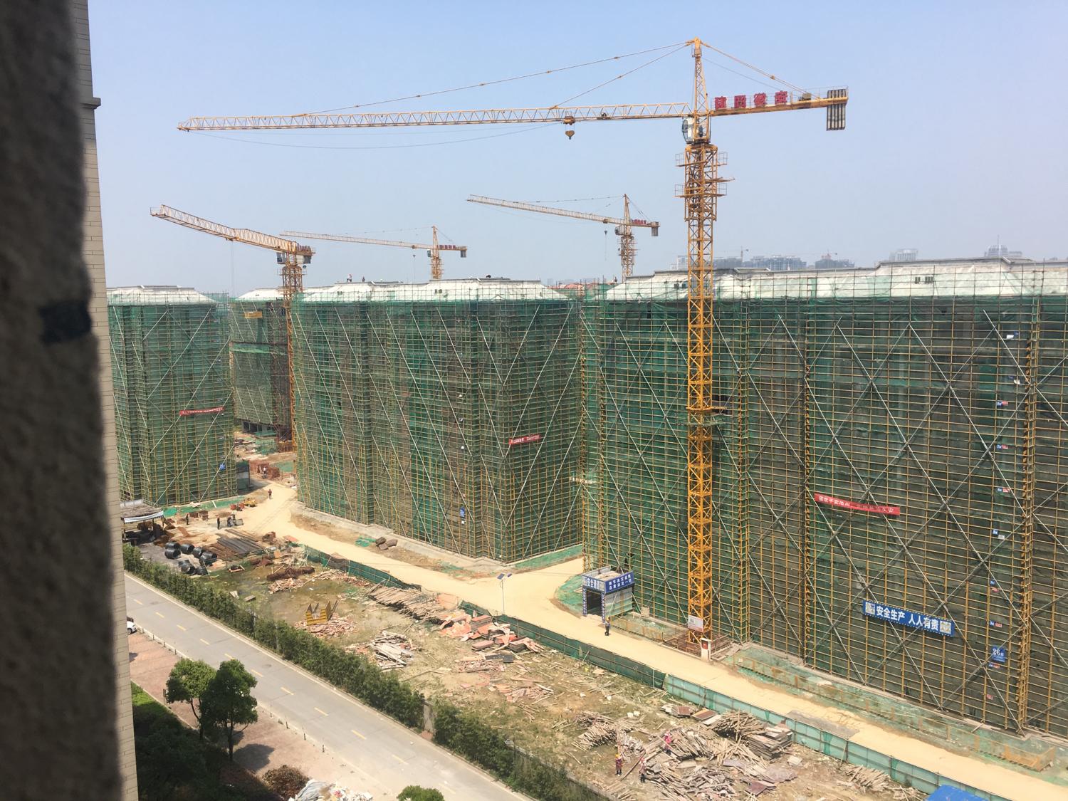 小高層商品房2套實例，2選1如何選擇（路沖陽台）