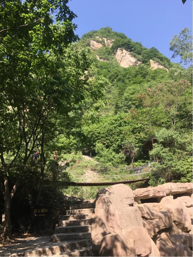 爬山要准備三寶，靴子，拐杖，小背包