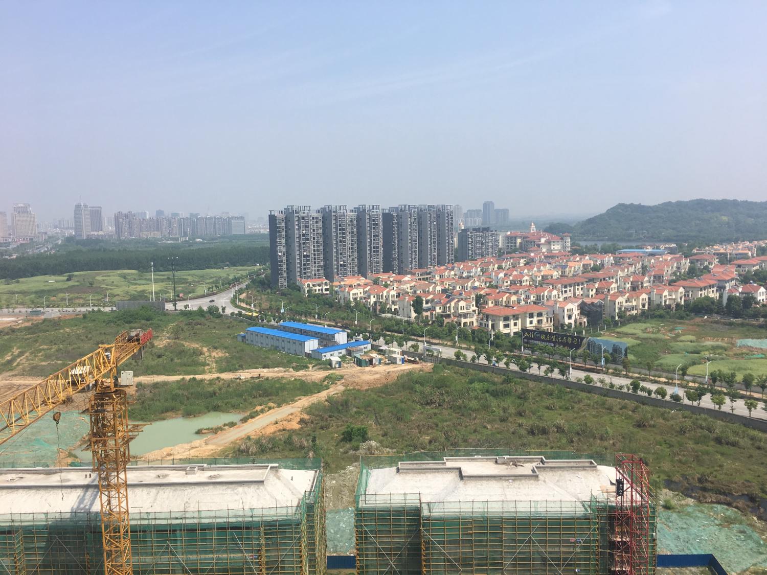 小高層商品房2套實例，2選1如何選擇（路沖陽台）