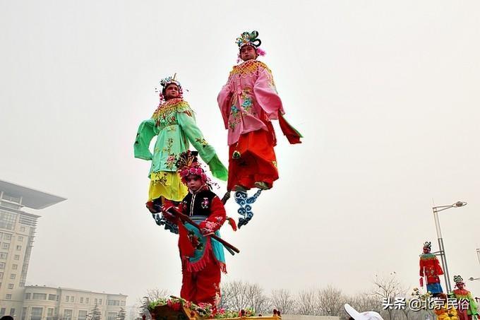 抬閣,是種中國鄉村古老表演,把10到12歲的孩子,綁在閣架最上層