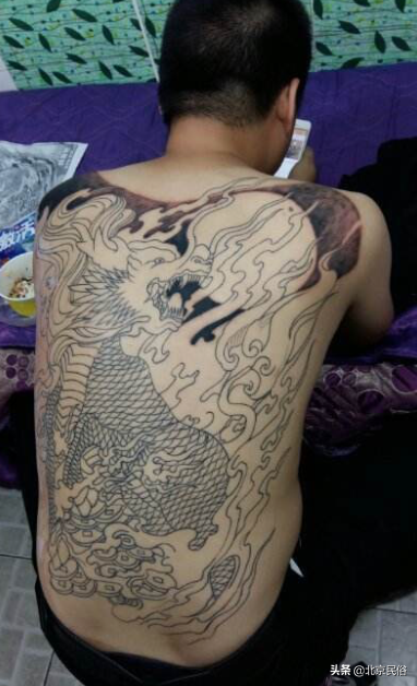 不能接受年輕人紋身的大爺大媽們，是西方紋身到來時的早期實踐者