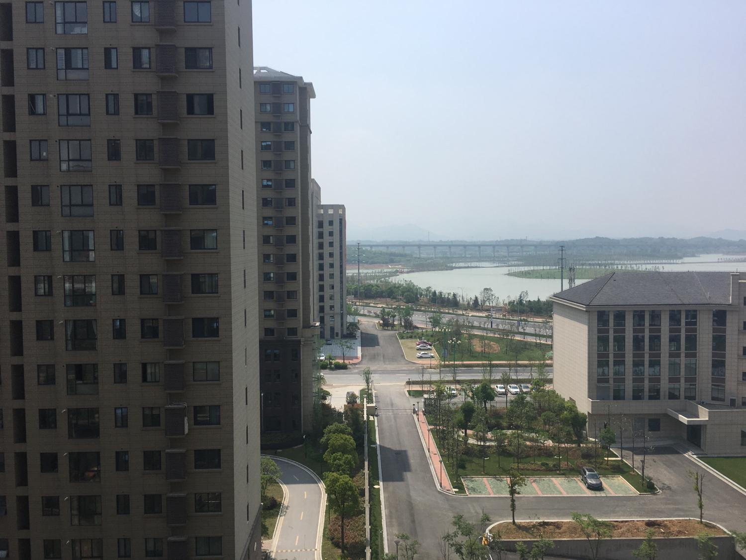 小高層商品房2套實例，2選1如何選擇（路沖陽台）