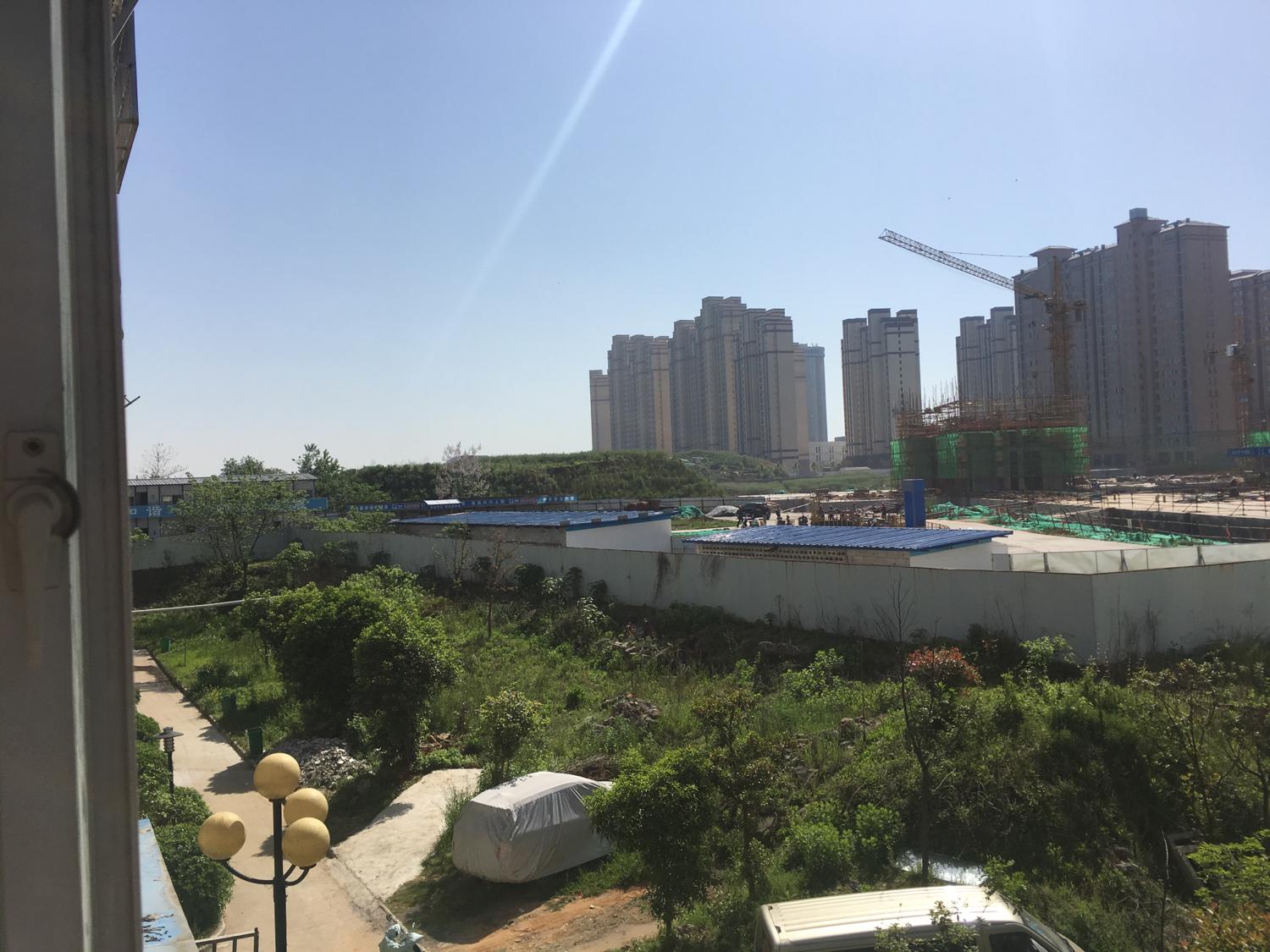 這就是典型的穿堂煞風水