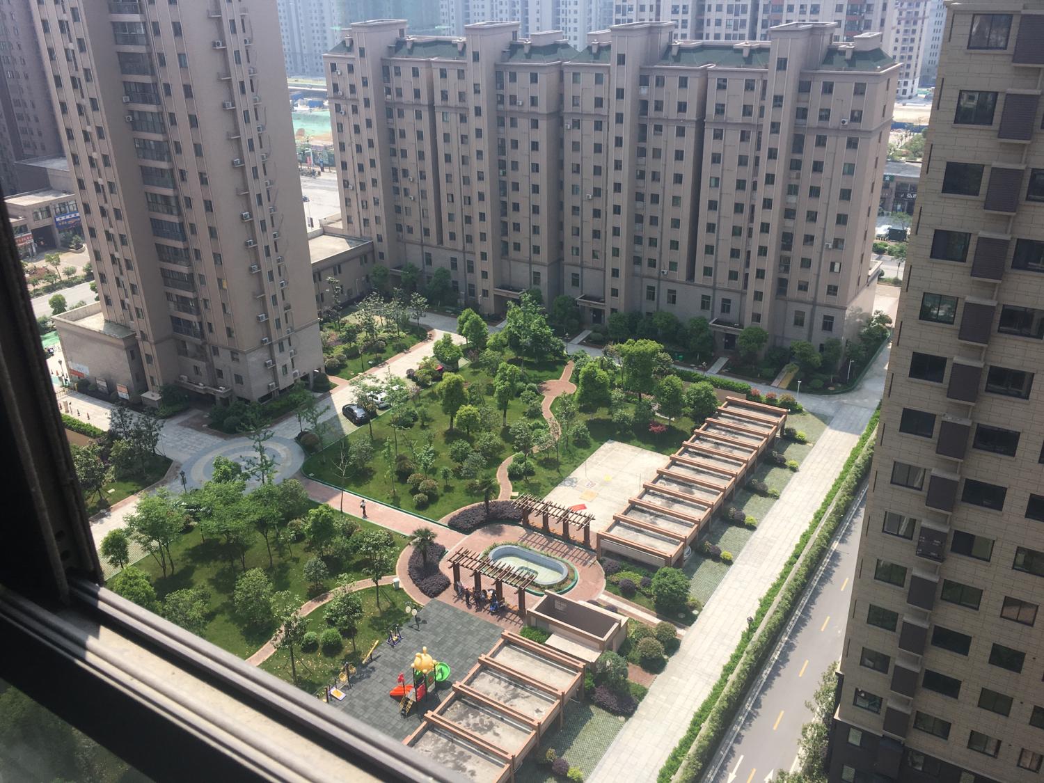 小高層商品房2套實例，2選1如何選擇（路沖陽台）