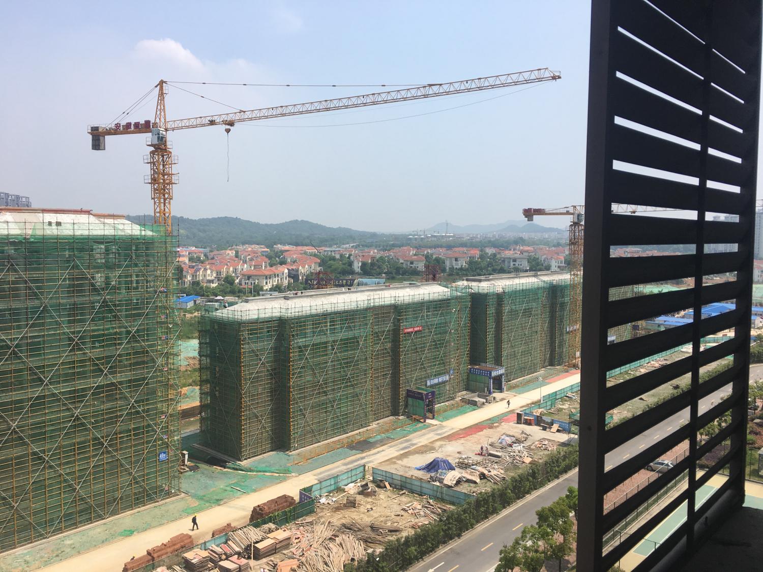 小高層商品房2套實例，2選1如何選擇（路沖陽台）