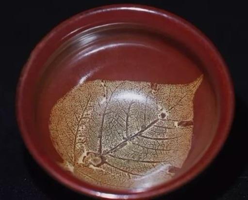飄盪在宋代黑釉茶盞中的木葉