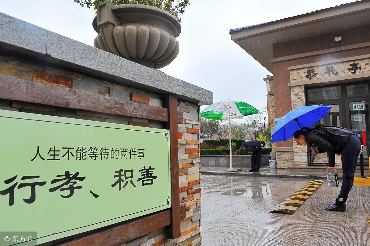 老太太客死路旁，眾人將其就地埋葬，想不到若干年後竟成風水寶地