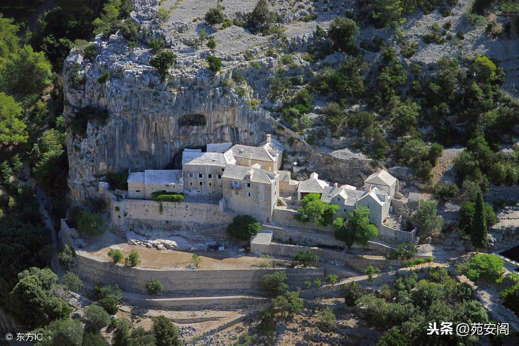 在風水裡，房屋為何不宜建在雷電地區與山尾崖下