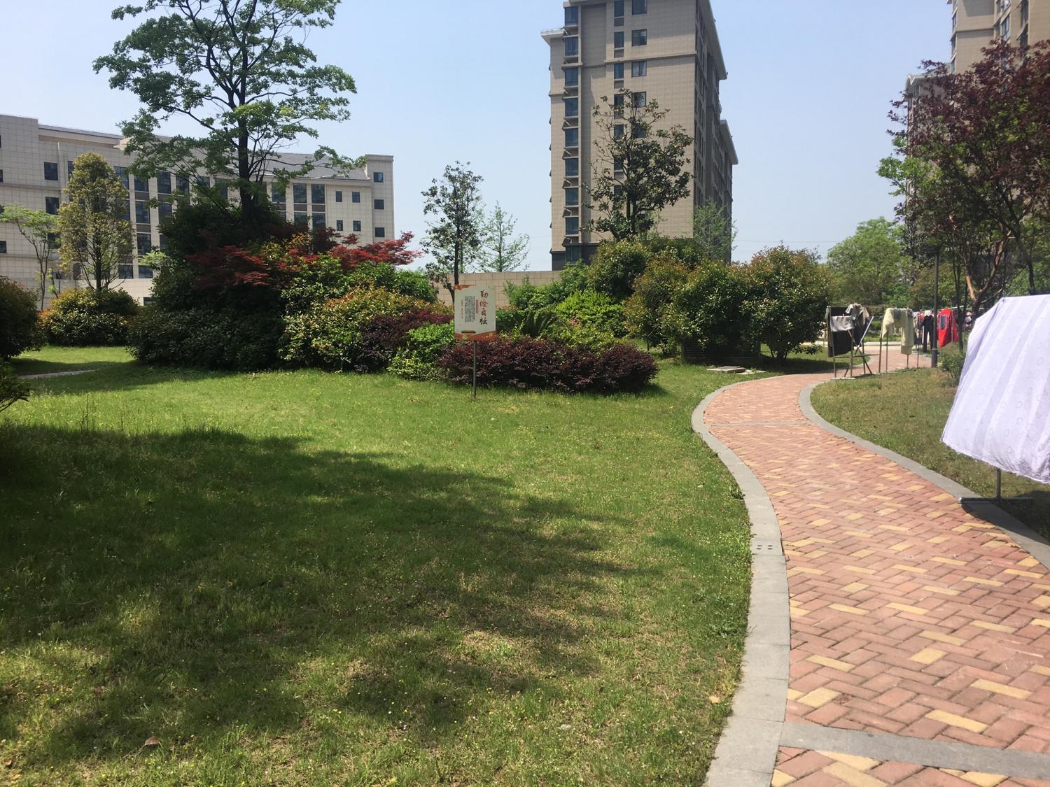 小高層商品房2套實例，2選1如何選擇（路沖陽台）