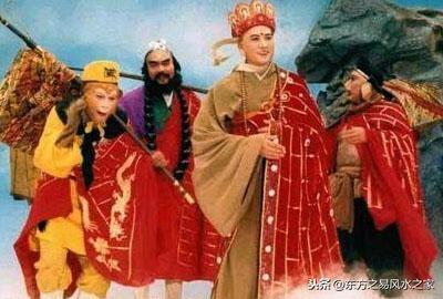 上聯:潛龍勿用海中金,如意心猿遭火土。下聯?