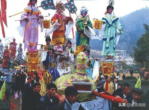 抬閣,是種中國鄉村古老表演,把10到12歲的孩子,綁在閣架最上層