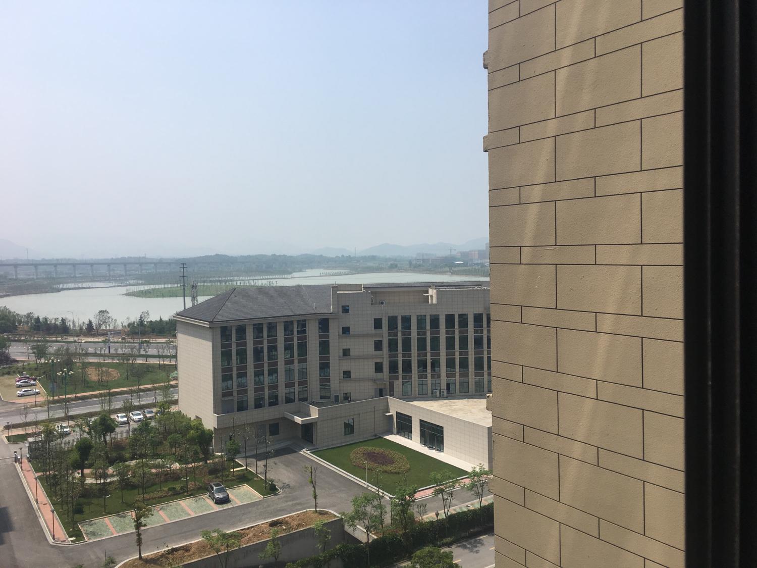 小高層商品房2套實例，2選1如何選擇（路沖陽台）