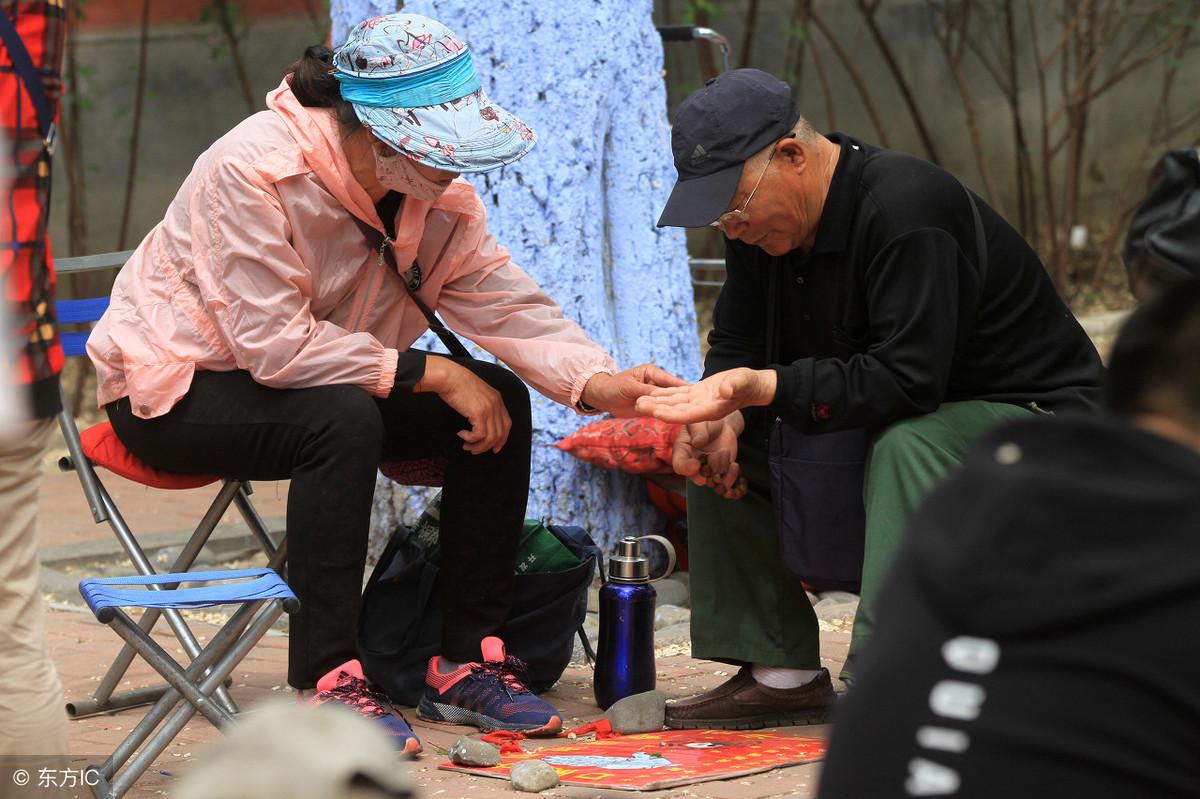 小夥子去算命，老先生左右為難不肯算，之後卻釀成大禍