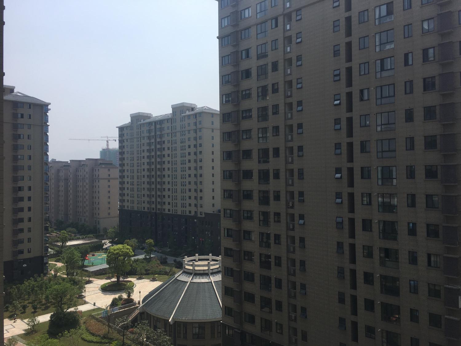 小高層商品房2套實例，2選1如何選擇（路沖陽台）