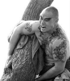 不能接受年輕人紋身的大爺大媽們，是西方紋身到來時的早期實踐者