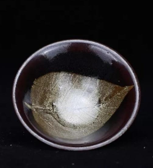 飄盪在宋代黑釉茶盞中的木葉