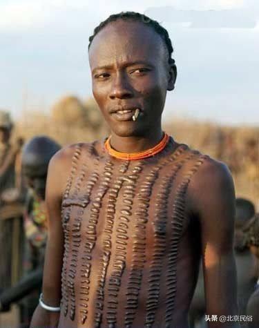 地域決定了紋身的方法，他們紋身的時候都是幾歲？