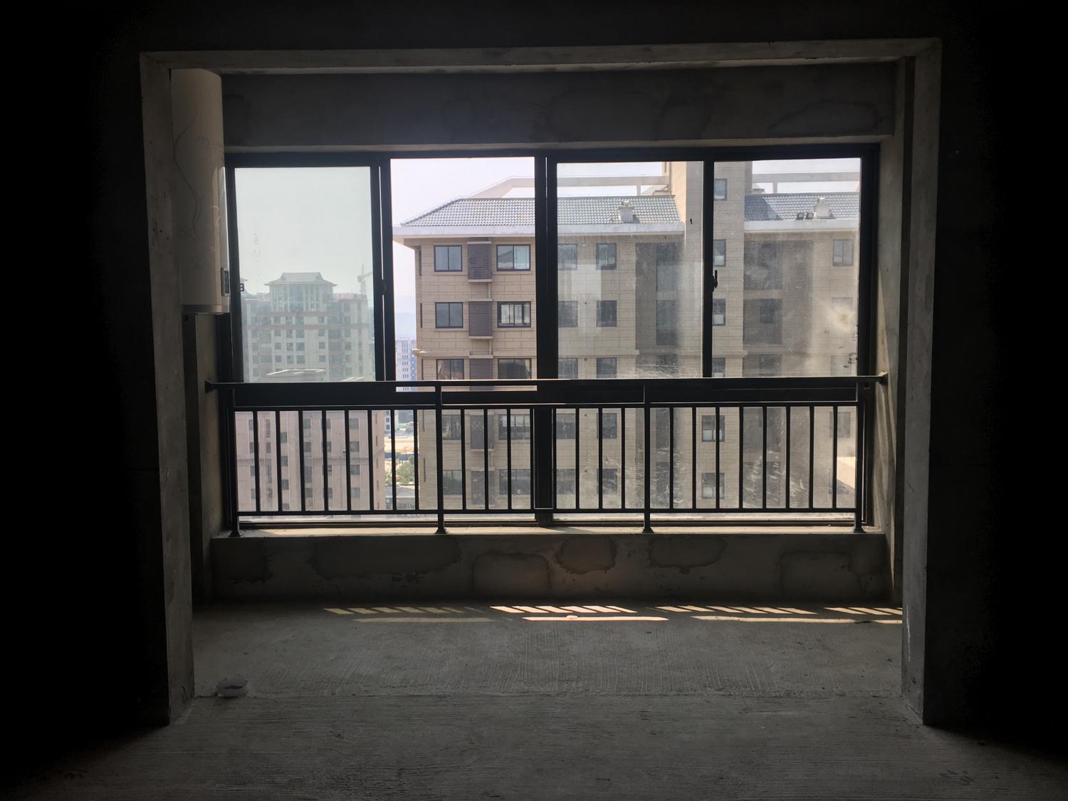 小高層商品房2套實例，2選1如何選擇（路沖陽台）