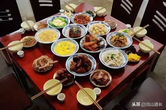閭山道長：中國八仙桌上吃飯的規矩！