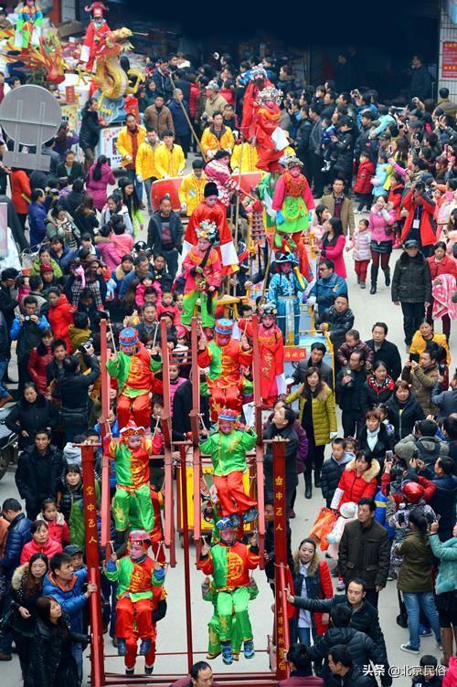 抬閣,是種中國鄉村古老表演,把10到12歲的孩子,綁在閣架最上層