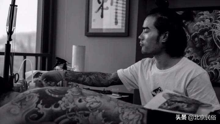 不能接受年輕人紋身的大爺大媽們，是西方紋身到來時的早期實踐者