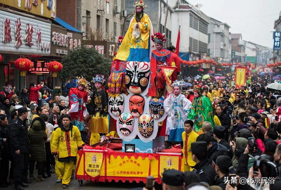 抬閣,是種中國鄉村古老表演,把10到12歲的孩子,綁在閣架最上層