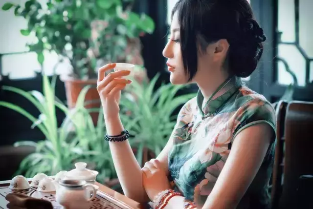 千萬別把手鐲戴在左手上，這很重要！