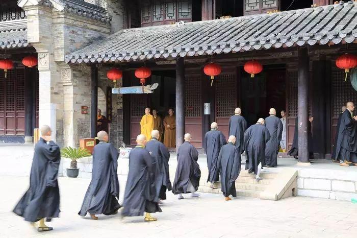 6歲皈依佛門，闖過「生死劫」，是他教會全國人念「阿彌陀佛」！