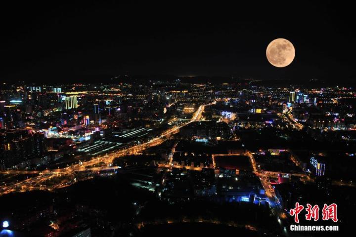 「薦讀」有一種放假叫回家，看完淚奔