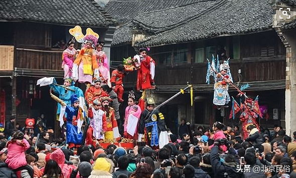 抬閣,是種中國鄉村古老表演,把10到12歲的孩子,綁在閣架最上層