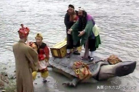 上聯:潛龍勿用海中金,如意心猿遭火土。下聯?