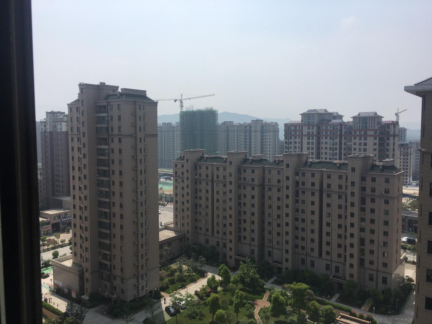 小高層商品房2套實例,2選1如何選擇(路沖陽台)