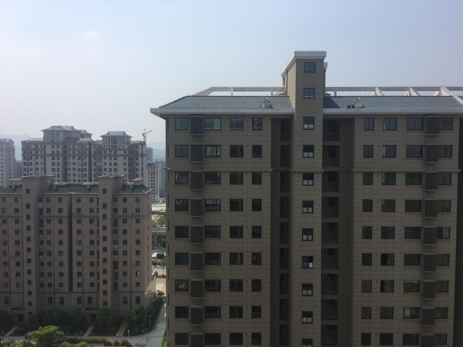 小高層商品房2套實例，2選1如何選擇（路沖陽台）