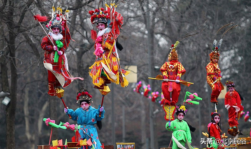 抬閣,是種中國鄉村古老表演,把10到12歲的孩子,綁在閣架最上層
