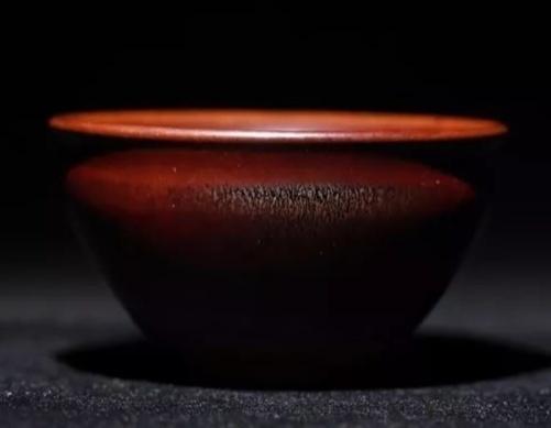 飄盪在宋代黑釉茶盞中的木葉