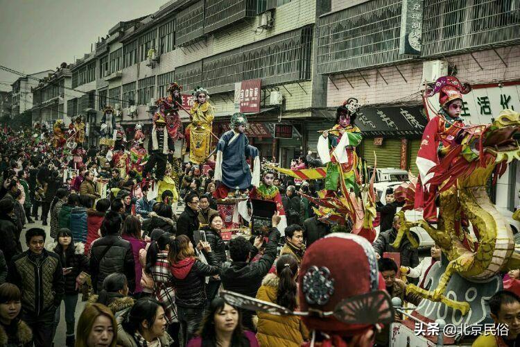 抬閣,是種中國鄉村古老表演,把10到12歲的孩子,綁在閣架最上層
