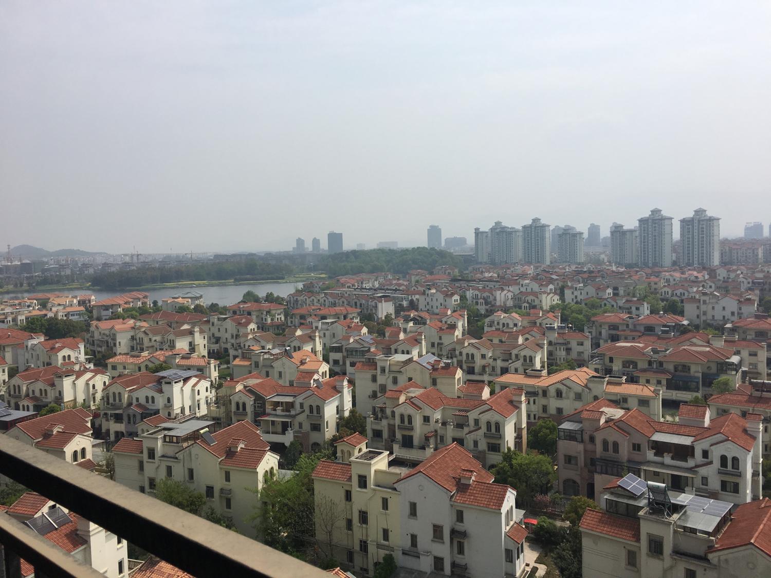 碧桂園一高層13樓，陽台外局