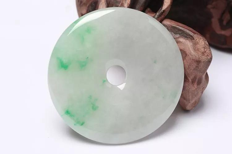 玉不能亂戴，有一定的風水講究，戴錯了可不得了