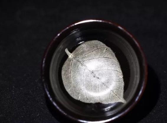 ﻿飄盪在宋代黑釉茶盞中的木葉