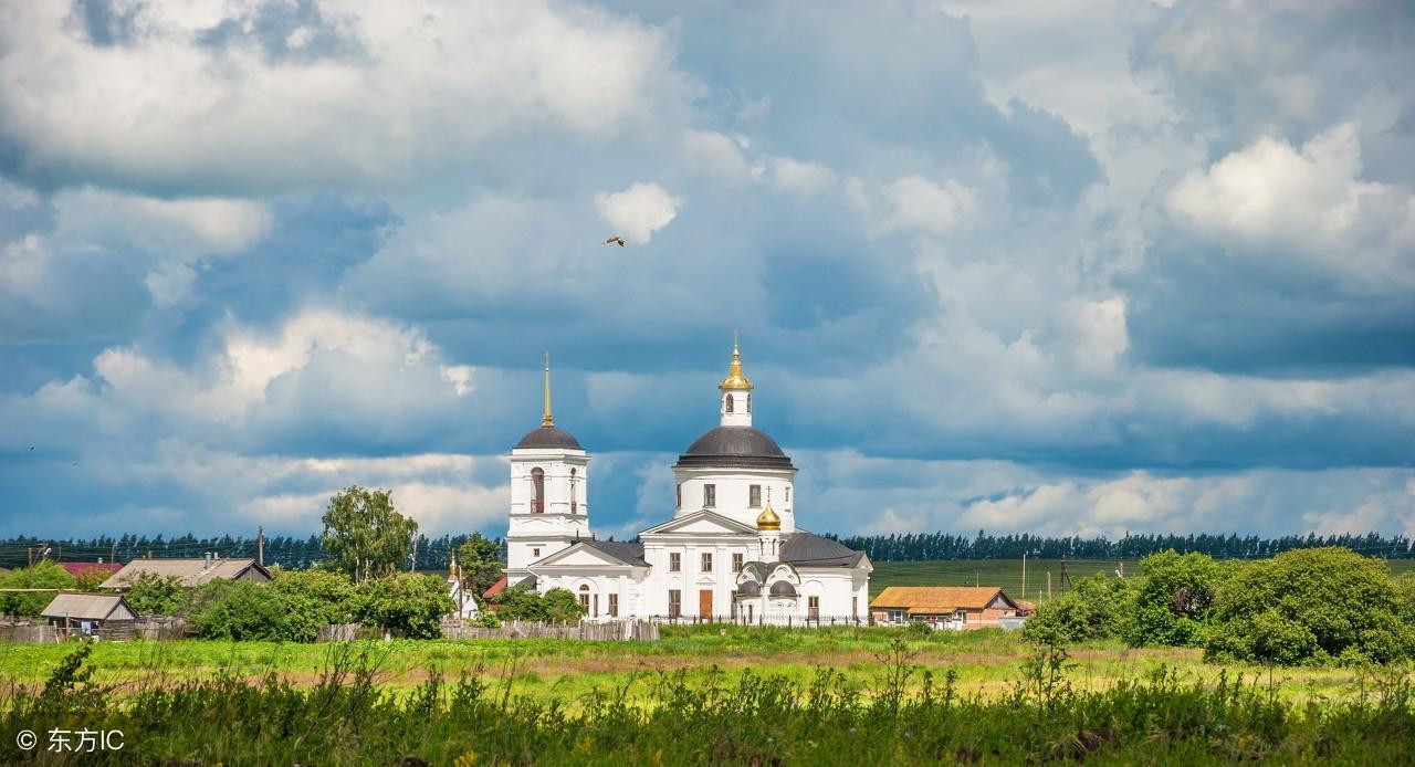 老太太客死路旁，眾人將其就地埋葬，想不到若干年後竟成風水寶地