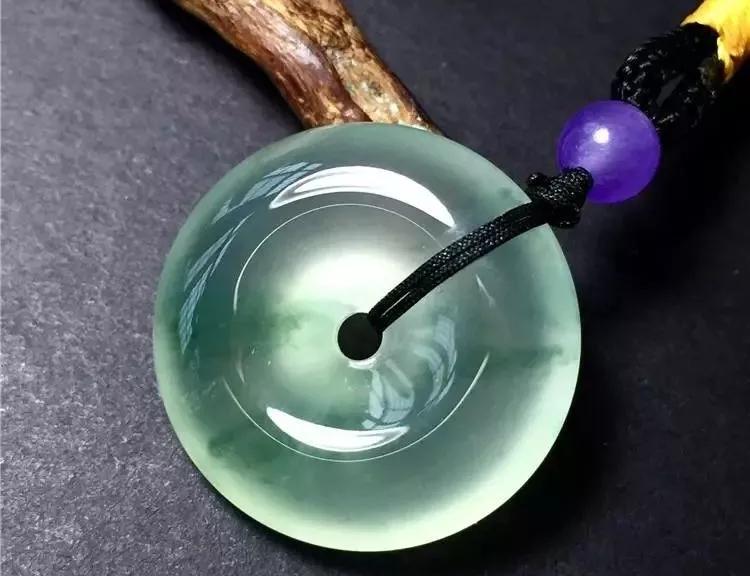 玉不能亂戴，有一定的風水講究，戴錯了可不得了