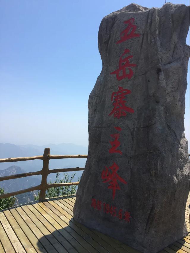 游山趣聞，一根細小枯枝能頂得起一塊巨石？