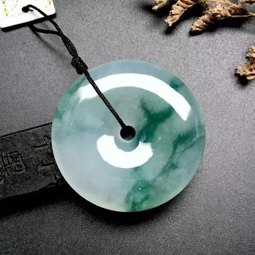 玉不能亂戴，有一定的風水講究，戴錯了可不得了