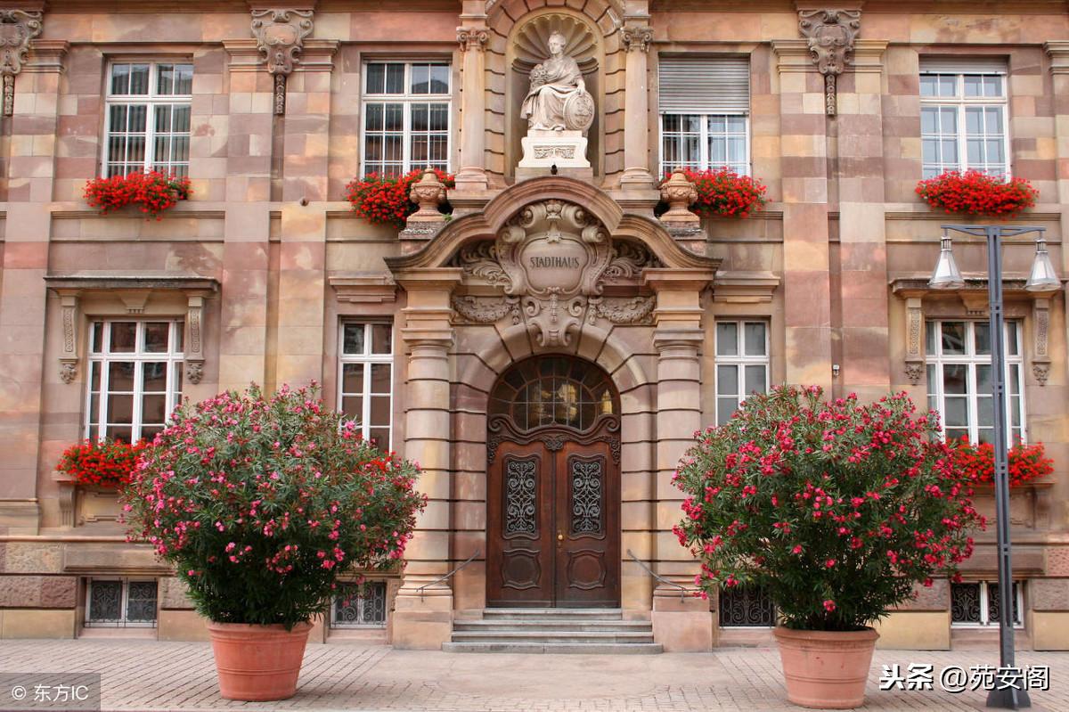 在建築風水學中，住宅的左右門柱為何不宜採取嫁接或接基方式