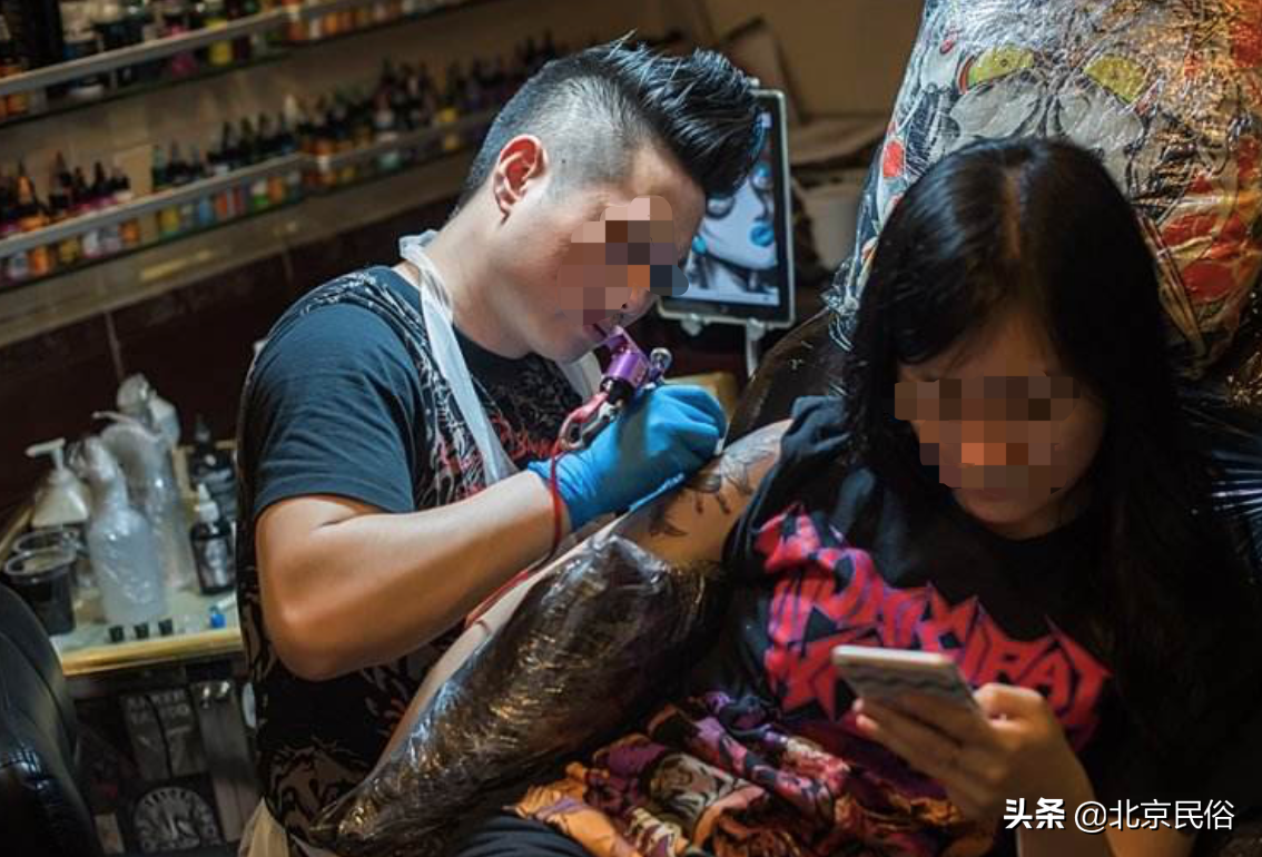 不能接受年輕人紋身的大爺大媽們，是西方紋身到來時的早期實踐者