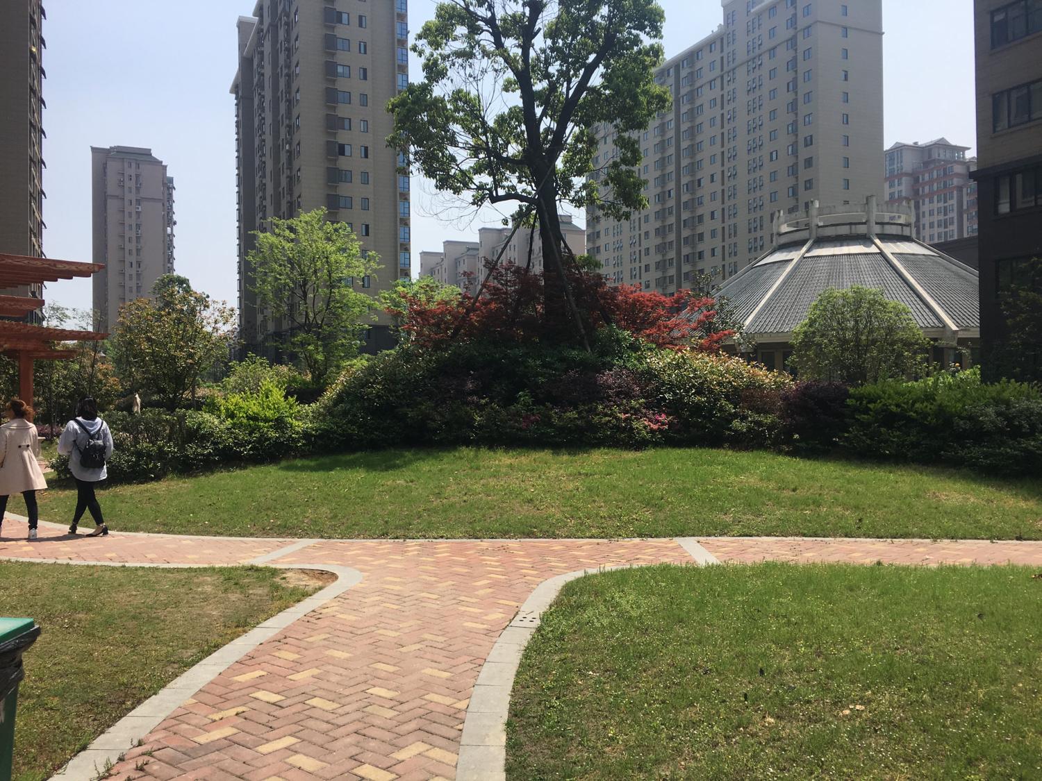 小高層商品房2套實例，2選1如何選擇（路沖陽台）