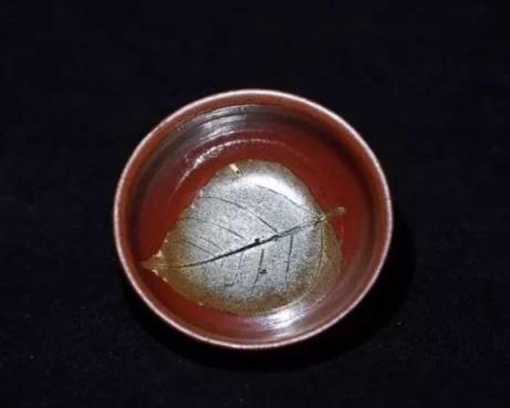 飄盪在宋代黑釉茶盞中的木葉