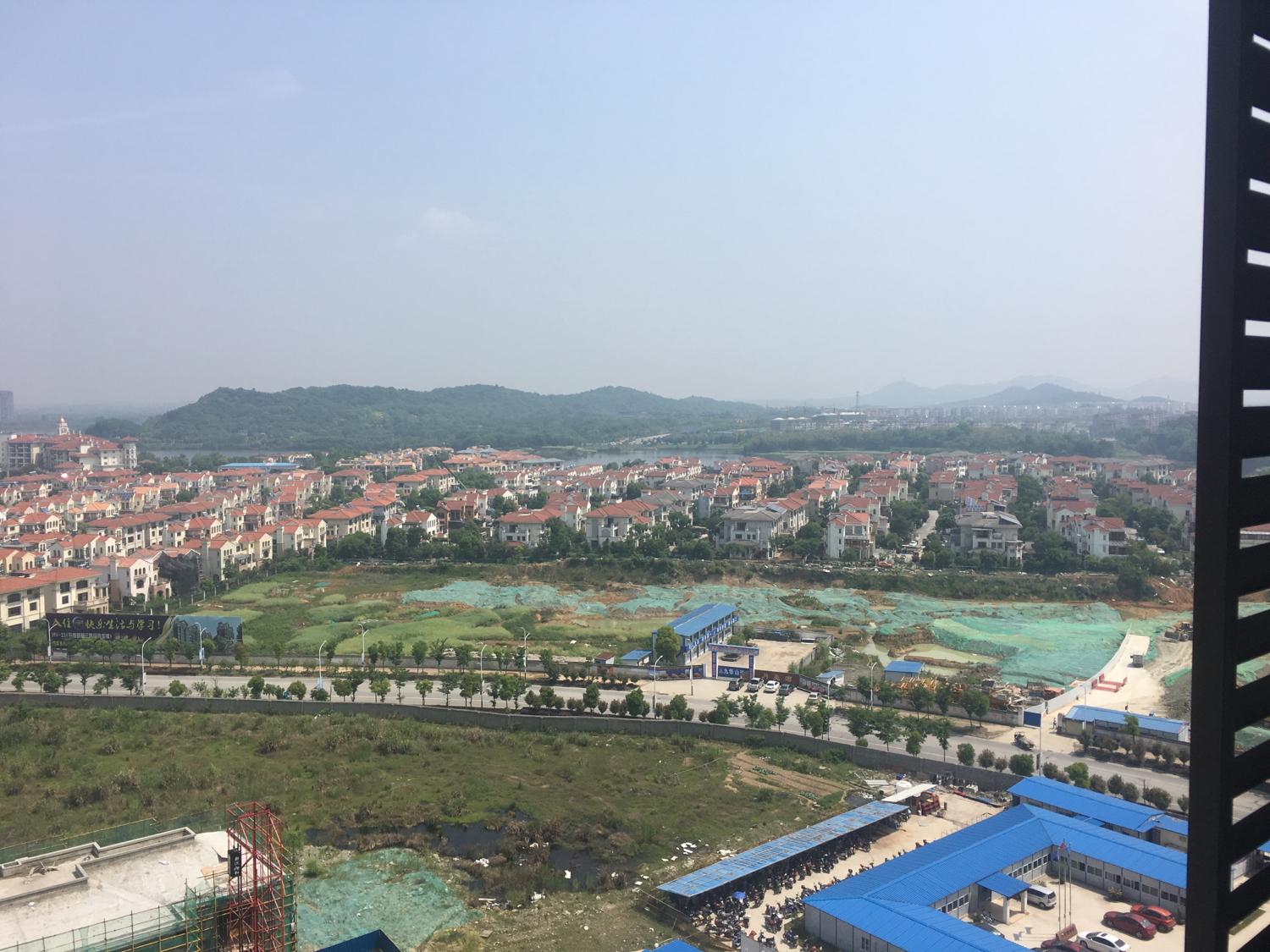 小高層商品房2套實例，2選1如何選擇（路沖陽台）