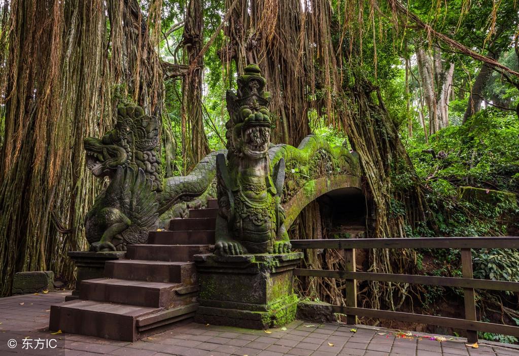 老太太客死路旁，眾人將其就地埋葬，想不到若干年後竟成風水寶地